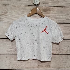💟 Jordan Kids White and Red Speckled Cropped Tee Medium